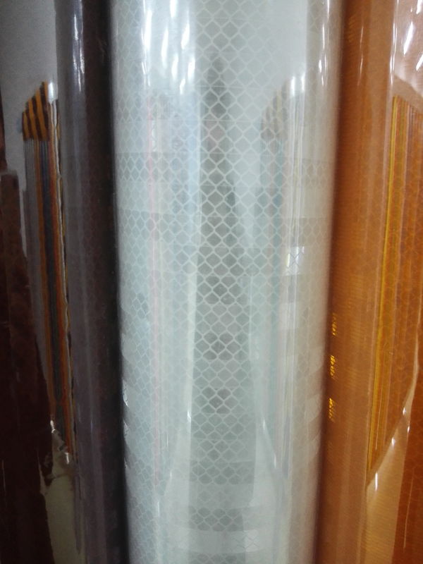 Road Sign Board Prizmatik Reflektif Yol İşaretleri Malzemeleri ECE DOT C2 Onaylı 1.22M * 45.7M Rulo